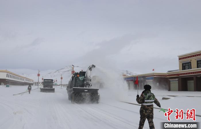 新藏線降雪交通受阻武警官兵緊急搶通