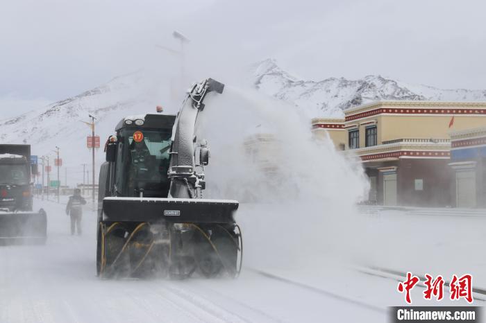 圖為該支隊(duì)官兵正在清理路面積雪?！《崦刺?攝