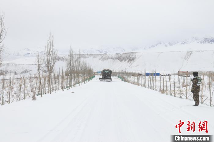 圖為救援官兵正在緊急清理路面積雪?！《崦刺?攝