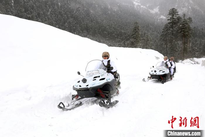 圖為雪地摩托車開(kāi)路?！⊙鸩?攝