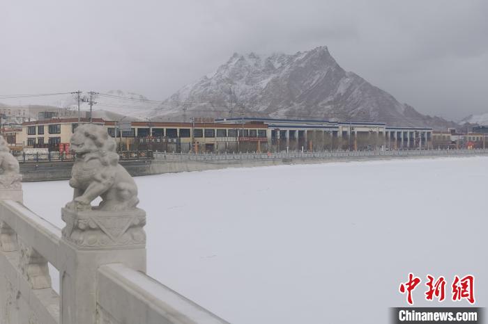 圖為2月5日傍晚時(shí)分的西藏阿里獅泉河鎮(zhèn)雪景?！⊥跏啦?攝