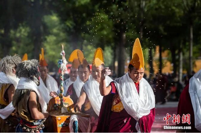 資料圖：扎什倫布寺跳神活動結束后，僧眾依次拋撒“切瑪”盒中的青稞祈福。<a target='_blank' ><p  align=