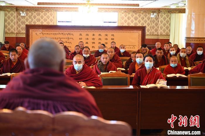 3月23日，記者走進(jìn)位于拉薩的西藏佛學(xué)院，探訪宗教學(xué)府的新學(xué)期。圖為佛學(xué)院學(xué)員正在上課。<a target='_blank' ></p><p  align=