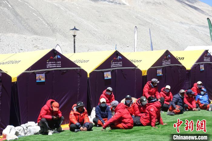 5月9日，登山隊(duì)員在珠峰北坡登山大本營(yíng)歇息?！∪轿木?攝