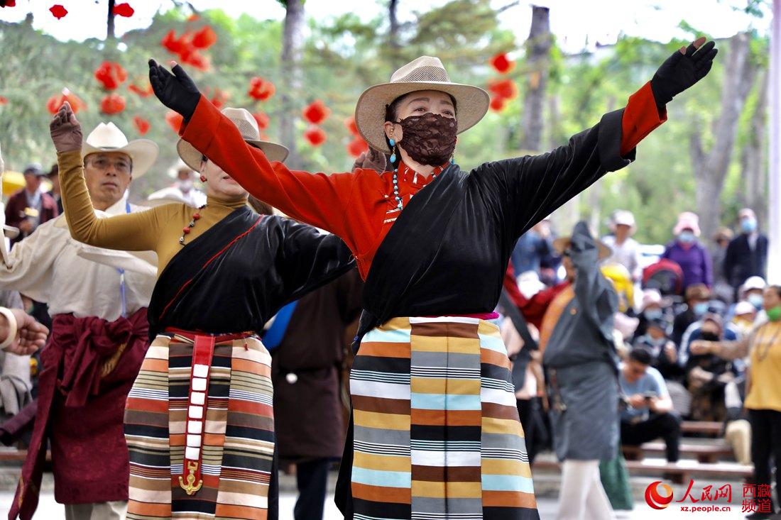 拉薩市民在宗角祿康公園跳鍋莊舞。人民網(wǎng) 次仁羅布攝