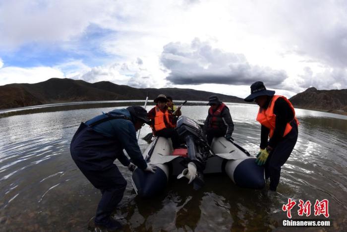 圖為科考隊(duì)員準(zhǔn)備乘快艇前往浪錯(cuò)湖中心開展科考作業(yè)。 <a target='_blank' ><p  align=