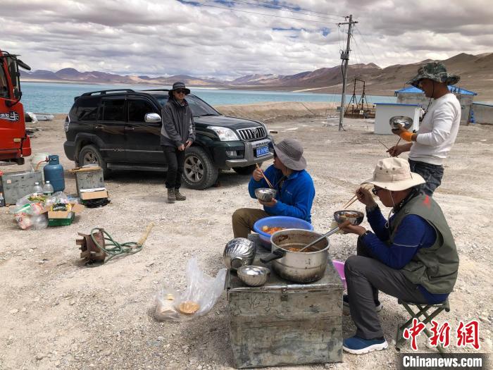 在“世界屋脊”上作業(yè)，中國科考隊員衣、食、住、行有何特色？