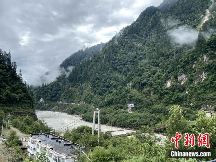 險(xiǎn)山急流中的兩座橋。彭寧鈴 攝