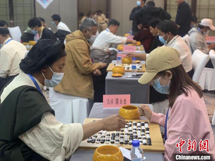 圖為參賽選手正在進(jìn)行藏棋對(duì)弈?！≈x牧 攝