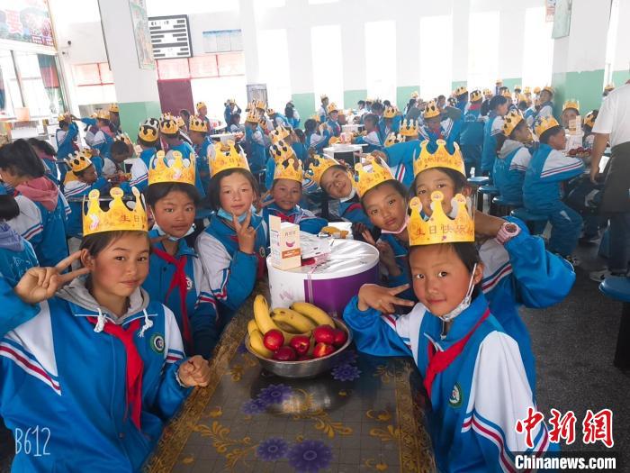 圖為加查縣安繞鎮(zhèn)小學(xué)學(xué)生集體過六一兒童節(jié)?！“怖@鎮(zhèn)小學(xué)供圖