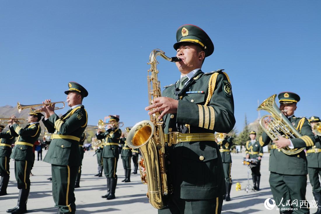 軍區(qū)文工團奏響國歌。人民網(wǎng) 次仁羅布攝