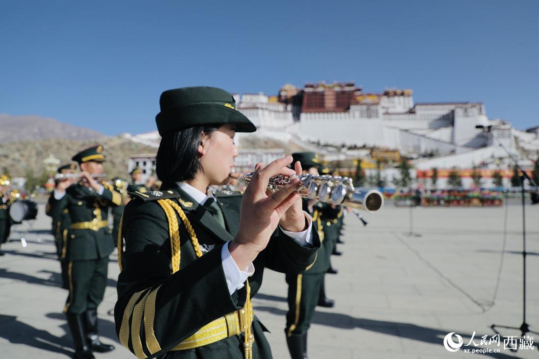 軍區(qū)文工團奏響國歌。人民網(wǎng) 次仁羅布攝