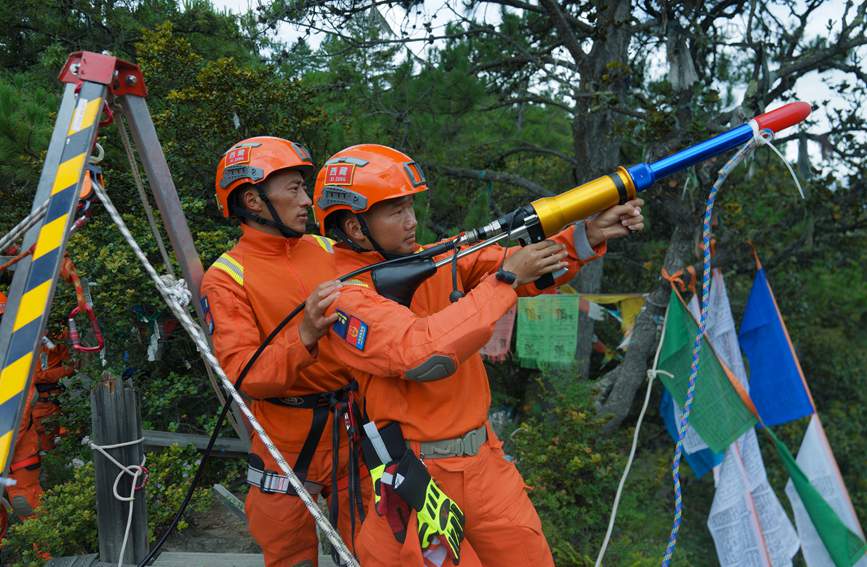 發(fā)射拋投器 。西繞拉翁攝