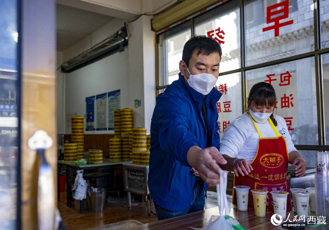 市民購買早餐。人民網(wǎng) 次仁羅布攝