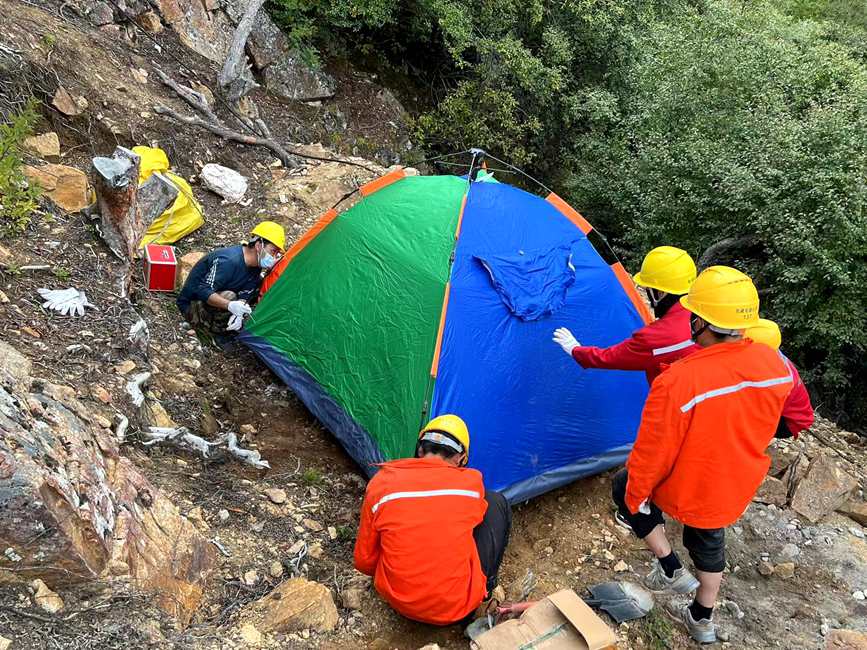 9月15日，電力施工人員正在施工點附近搭建暫居帳篷。白瑪多吉攝