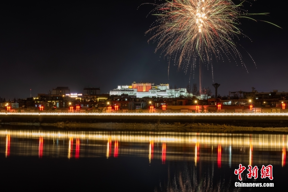 資料圖為2022年3月1日，拉薩迎來(lái)藏歷新年“古突夜”，煙花與被燈光照亮的布達(dá)拉宮交相輝映。 <a target='_blank' href='/'><p  align=