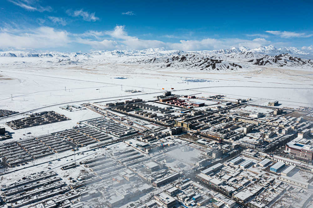 西藏阿里地區(qū)改則縣迎來初雪，銀裝素裹，美如畫卷。