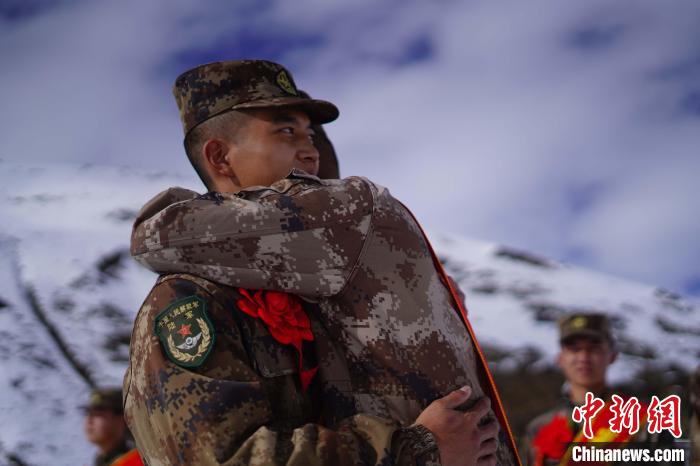 退伍老兵相擁留念。　西藏山南軍分區(qū)某團(tuán)供圖