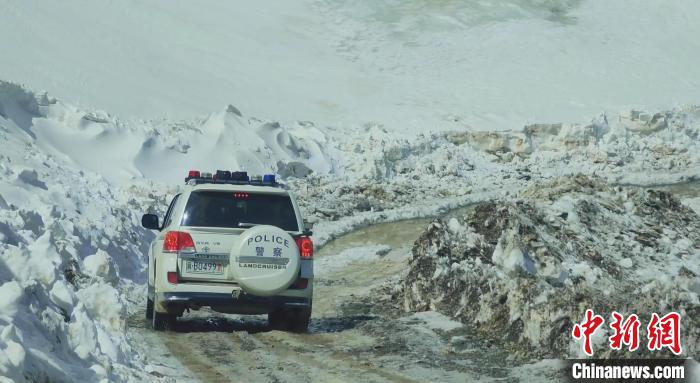 圖為邊壩縣降雪時夏貢拉山段路況?！∵厜慰h融媒體中心供圖