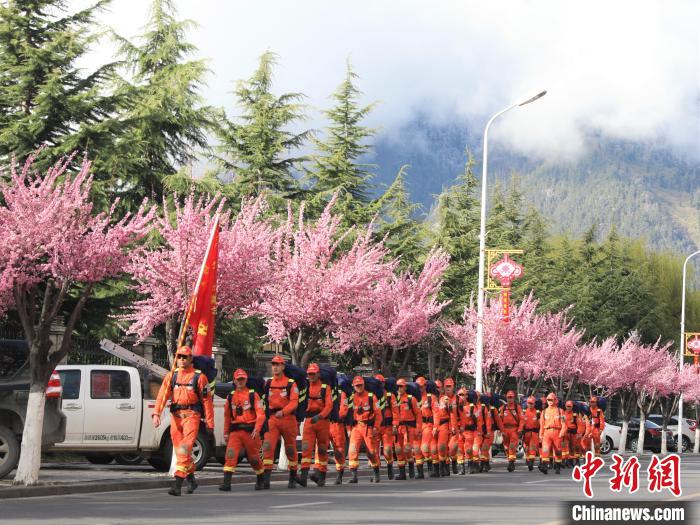 消防員在徒步前行。　西繞拉翁 攝