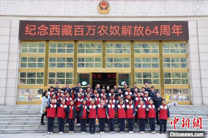 圖為亞東邊檢站民警代表與駐地小學(xué)師生代表合影留念?！『?攝