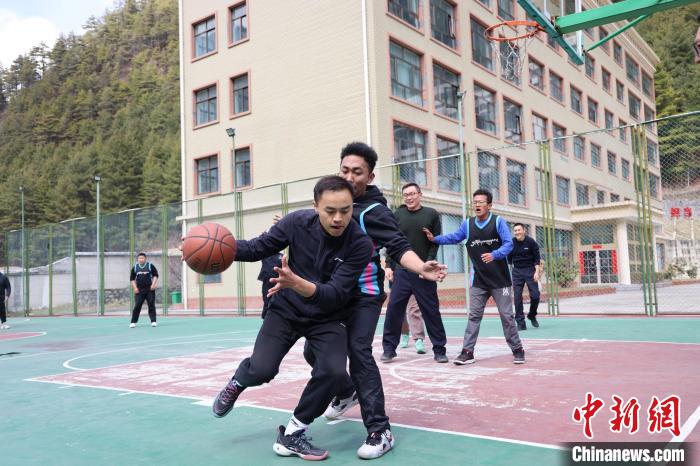 圖為亞東邊檢站民警與駐地農(nóng)業(yè)銀行代表開展籃球友誼賽。　胡利媛 攝