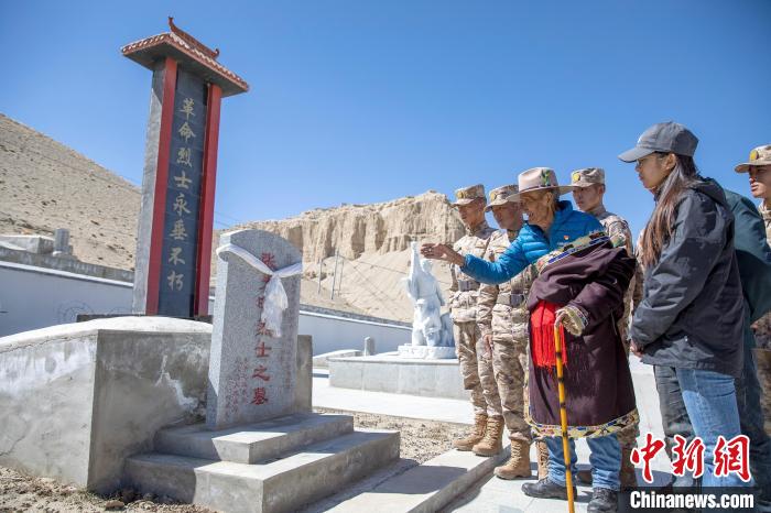 圖為在西藏阿里地區(qū)札達(dá)縣烈士陵園，82歲的次仁南杰老人為軍民代表講述新舊西藏的變化。　劉曉東 攝