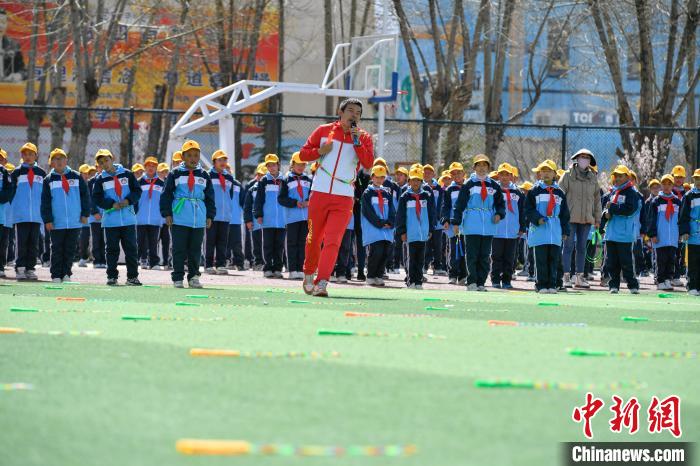 圖為學(xué)生在跳繩教練齊景龍的指導(dǎo)下做準(zhǔn)備運(yùn)動(dòng)?！∝暩聛硭?攝