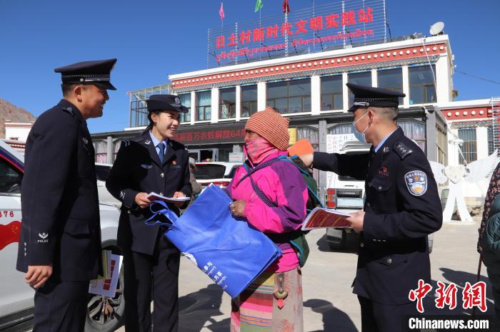 圖為日土邊境派出所民警在選轄區(qū)宣講國家安全知識(shí)。　任博 攝