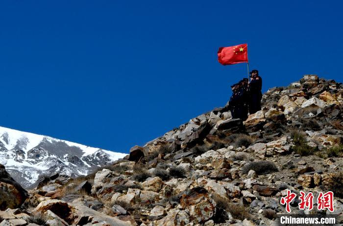 底雅邊境派出所民警夏永軍(右一)在巡邏中?！±盍?攝