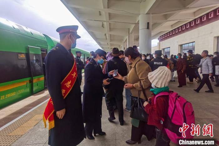 日喀則火車站工作人員引導(dǎo)乘客乘坐高原復(fù)興號(hào)?！《飞降?攝