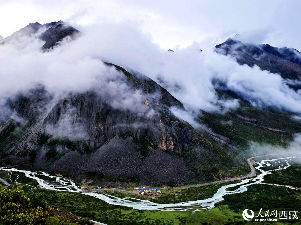 河流蜿蜒于青山間。人民網(wǎng) 李海霞攝