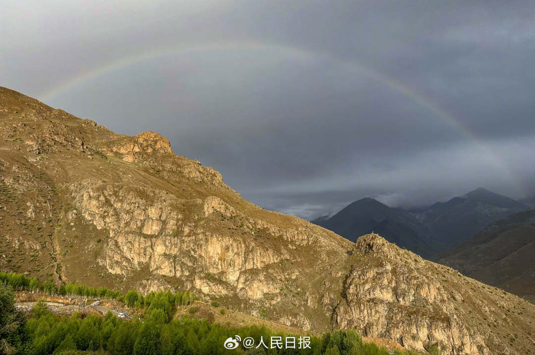 接好運(yùn)！青藏高原現(xiàn)巨大彩虹橋