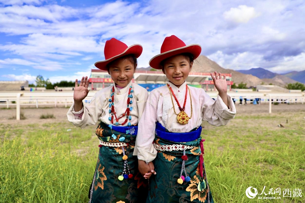 比賽現(xiàn)場外身著民族服飾的藏族小女孩兒。