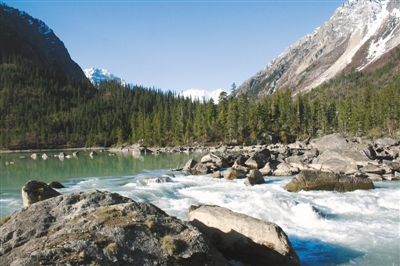 然烏湖美景。圖片由昌都市委宣傳部提供.jpg