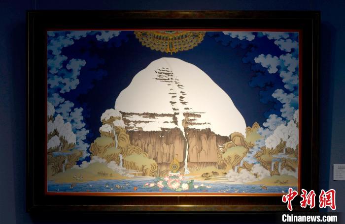 圖為5月16日，展覽中新創(chuàng)唐卡作品《岡底斯山》。　李林 攝