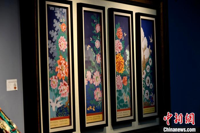 圖為5月16日，展覽中新創(chuàng)唐卡作品《四季花》。　李林 攝